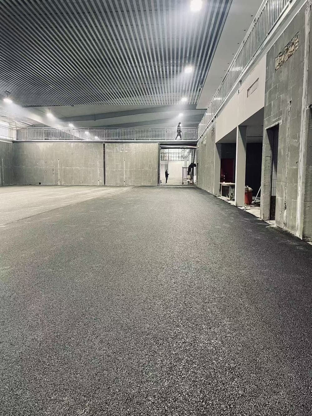 江宁区利源南路室内球场沥青摊铺工程实景(江宁区运动场馆)