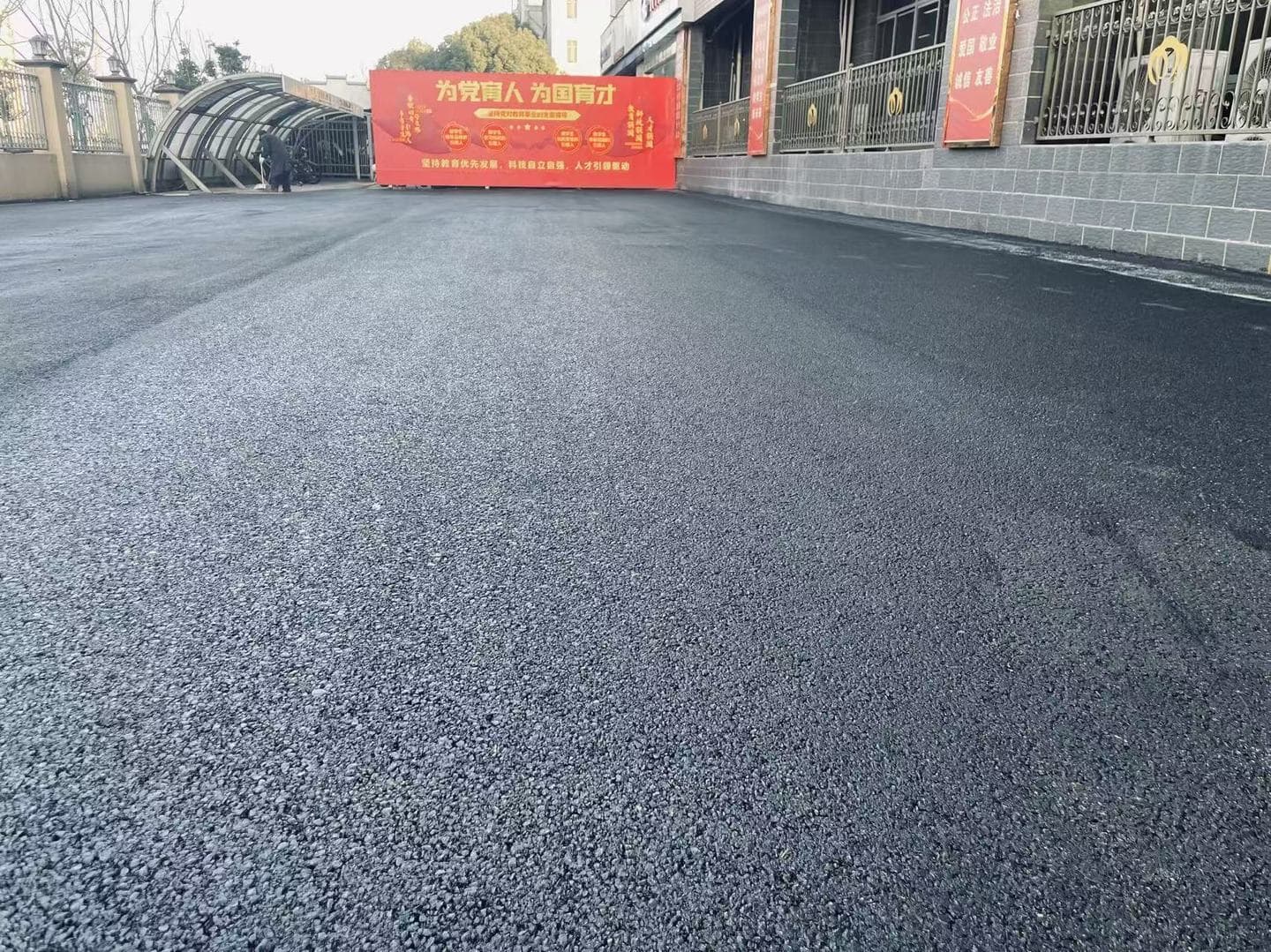 南京江宁欧米奇西点学校校园道路沥青摊铺工程实景(江宁区校园道路)